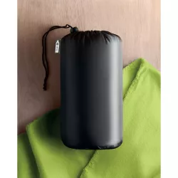 Manta polar en RPET (180 gr/m2) con funda