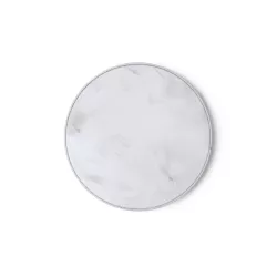 Cargador inalámbrio hecho de tapones de botella reciclados.