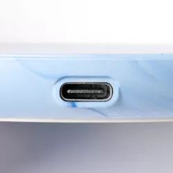 Cargador inalámbrio hecho de tapones de botella reciclados.