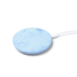 Cargador inalámbrio hecho de tapones de botella reciclados.