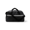 Bolso de deporte en 300D RPET con asas reforzadas y cinta para hombro.