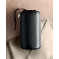 Manta polar en RPET (180 gr/m2) con funda