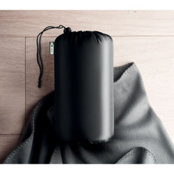 Manta polar en RPET (180 gr/m2) con funda