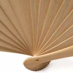 Abanico con varillas de madera y tela de algodón.