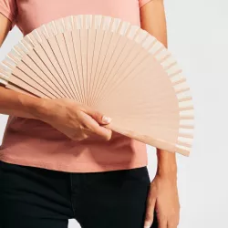 Abanico con varillas de madera y tela de algodón.