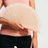 Abanico con varillas de madera y tela de algodón.