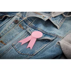 Broche insignia con cinta